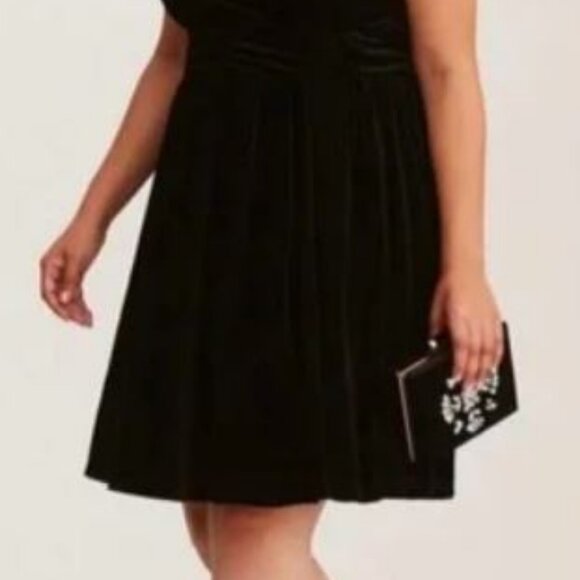 NWT SIZE 6 TORRID BLACK VELVET SURPLICE SLEEVEELSS HALTER DRESS 6X PLUS 30 - Picture 2 of 13